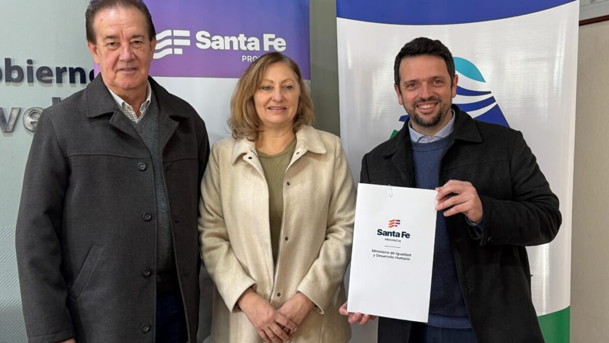 El intendente Gonzalo Braidot junto a la secretaria de Políticas Sociales de la provincia Viviana Foresi y el senador Orfilio Marcón