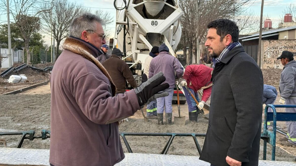 El intendente Gonzalo Braidot recorriendo el sector de obras de pavimentación en Barrio Cooperación