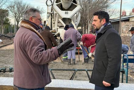 El intendente Gonzalo Braidot recorriendo el sector de obras de pavimentación en Barrio Cooperación