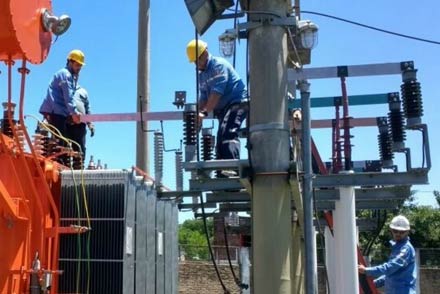 Operarios de la EPE realizando tareas de mantenimiento eléctrico en Reconquista