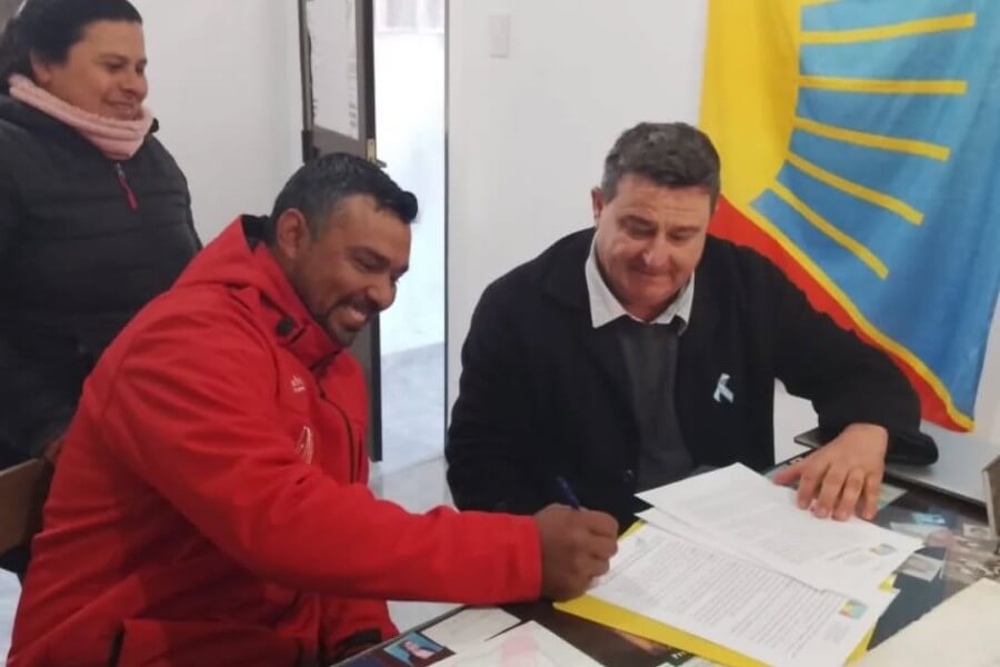 Presidente comunal Roberto Giuliani firmando uno de los boletos de compraventa de los terrenos
