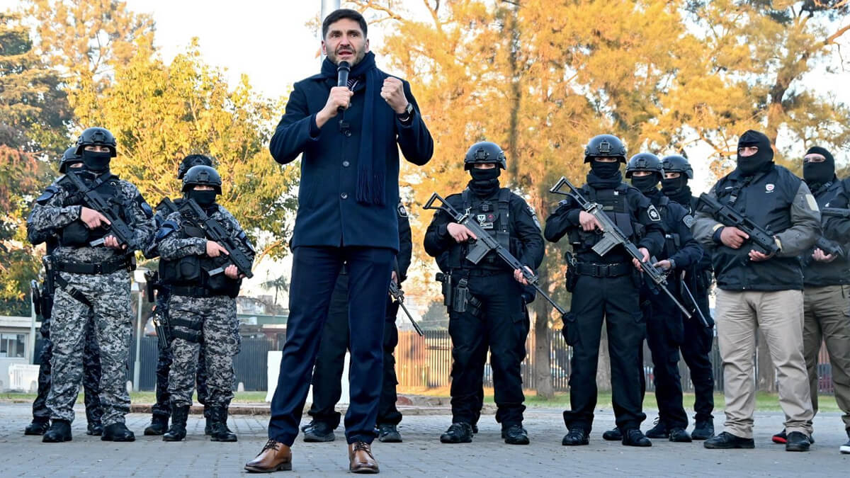 Gobernador Pullaro presentando la nueva Unidad de Capturas de Alto Perfil en Santa Fe, rodeado de autoridades policiales y equipamiento especializado