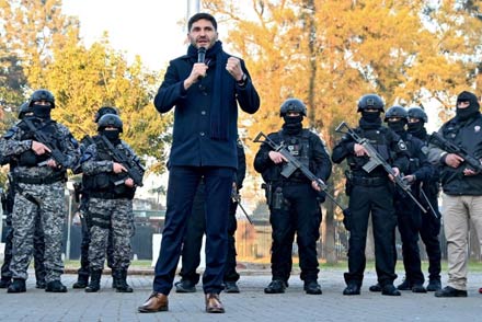 Gobernador Pullaro presentando la nueva Unidad de Capturas de Alto Perfil en Santa Fe, rodeado de autoridades policiales y equipamiento especializado