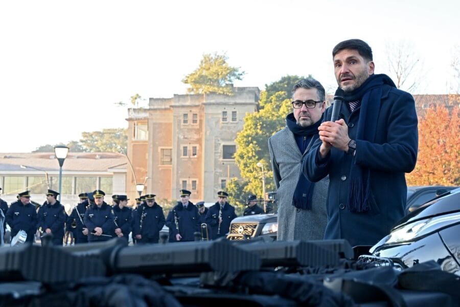 Gobernador Pullaro presentando la nueva Unidad de Capturas de Alto Perfil en Santa Fe, rodeado de autoridades policiales y equipamiento especializado