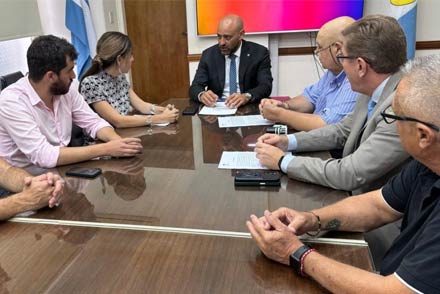 El senador Borla Junto a la Presidenta de la Empresa Provincial de la Energía, Anahí Rodríguez firmaron el acta compromiso para ejecutar la reforma eléctrica.