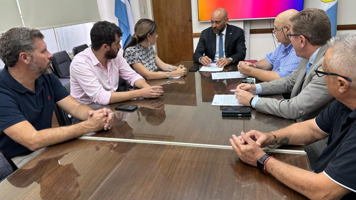 El senador Borla Junto a la Presidenta de la Empresa Provincial de la Energía, Anahí Rodríguez firmaron el acta compromiso para ejecutar la reforma eléctrica.