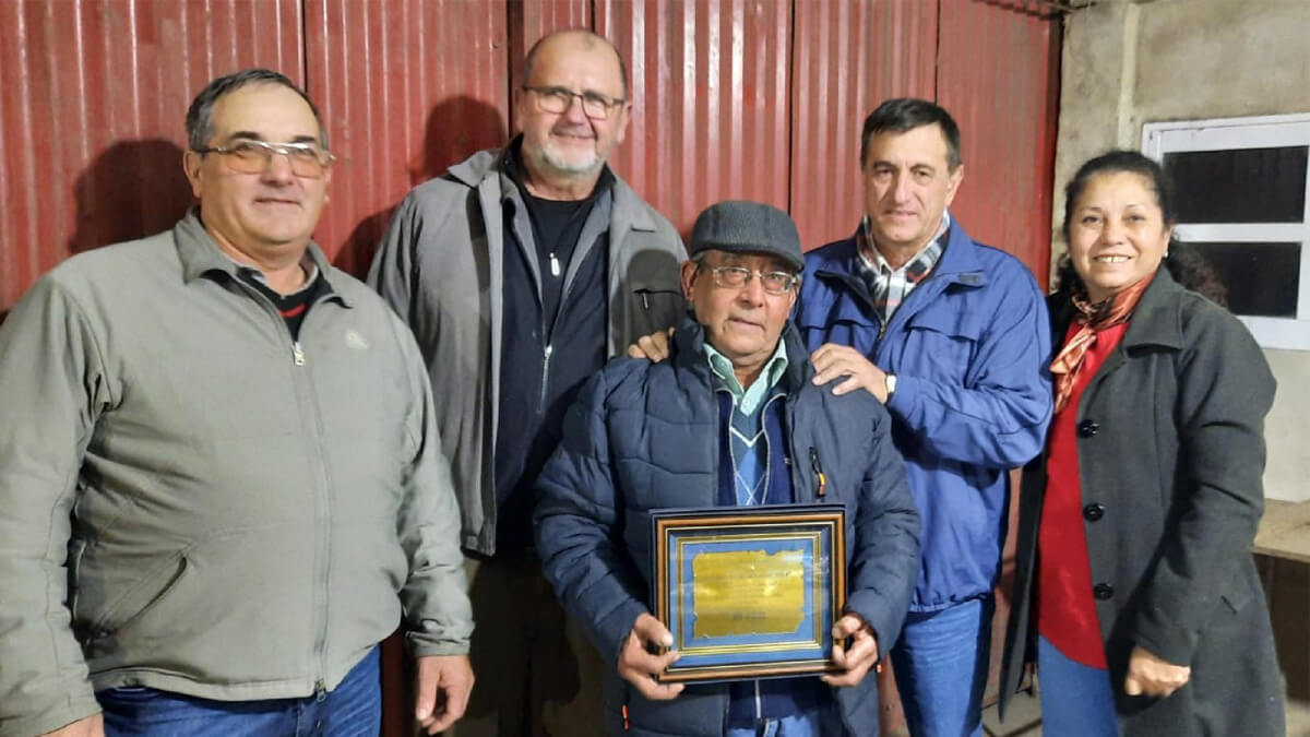 Reconocimiento a Elvio Casafus por su paso por su trayectoria en la institución comunal de El Arazá