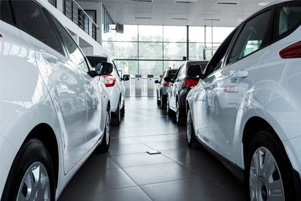 Autos a la venta en una concesionaria de vehículos 0km en Argentina