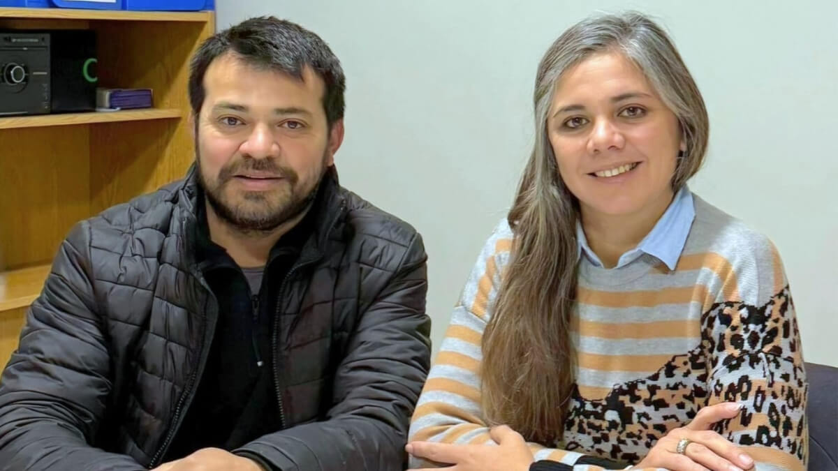 La presidente comunal electa Carla Maurencig en reunión con el actual mandatario Gerardo Castillo
