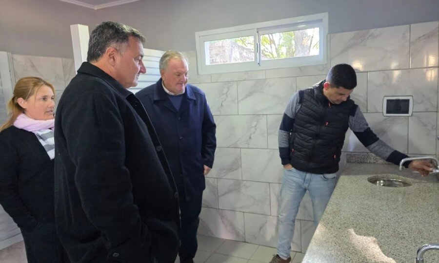 Autoridades recorrieron la obra de los nuevos baños del natatorio comunal de Monigotes