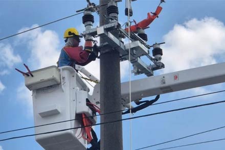 Operario realizando tareas en la red eléctrica durante mantenimiento programado