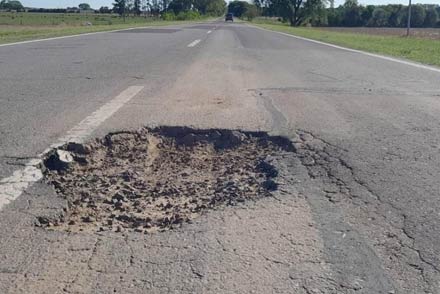 Pozo en la Ruta Nacional 11 que evidencia el deterioro del pavimento y la necesidad de obras de mantenimiento