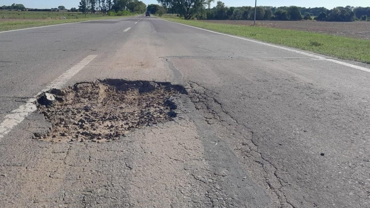 Pozo en la Ruta Nacional 11 que evidencia el deterioro del pavimento y la necesidad de obras de mantenimiento