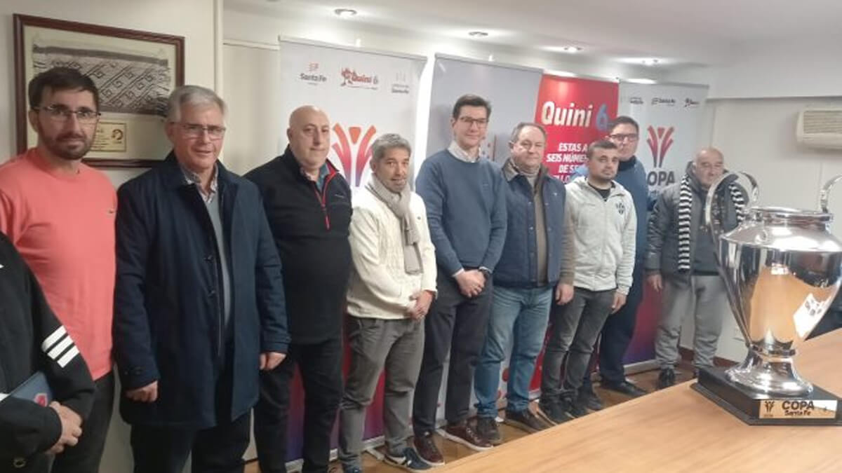 El vicepresidente ejecutivo de Lotería de Santa Fe, Daniel Di Lena, y el tesorero de la Federación Santafesina de Fútbol, Tristán Corazza, presentes en el sorteo de los octavos de final de la Copa Santa Fe 2025.
