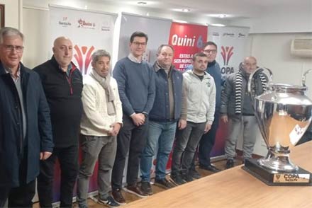 El vicepresidente ejecutivo de Lotería de Santa Fe, Daniel Di Lena, y el tesorero de la Federación Santafesina de Fútbol, Tristán Corazza, presentes en el sorteo de los octavos de final de la Copa Santa Fe 2025.