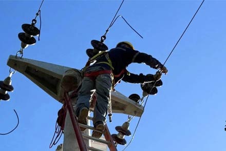 electricista trabajando en línea de media tensión