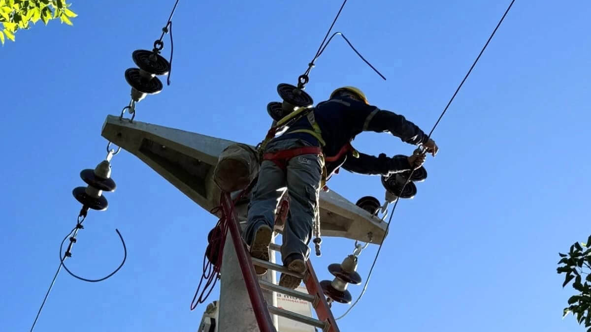 electricista trabajando en línea de media tensión