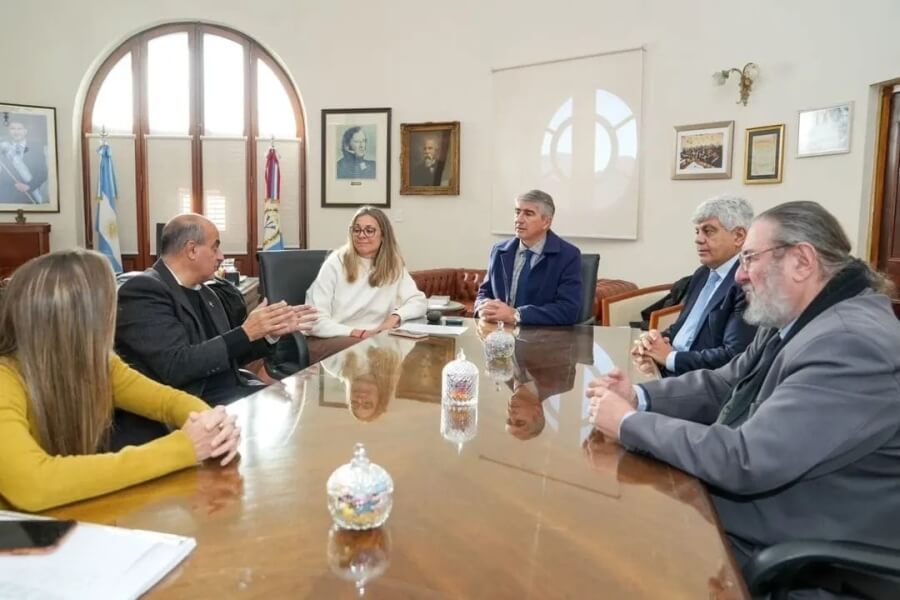 El ministro Fabián Bastia reunido con minnistro de la CSJ de Mendoza Mario Adar, los ministro de la CSJ Santa Fe Jorge Baclini y Margarita Zabalza, así como  el secretario de Justicia, Santiago Mascheroni