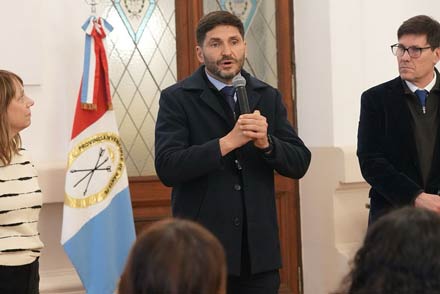 El gobernador Pullaro dejando su mensaje en la apertura dle Encuentro Regional de Alfabetización