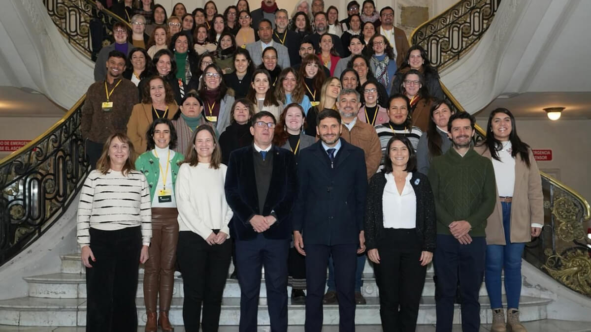 El gobernador Maximiliano Pullaro da la bienvenida a los participantes del Encuentro Regional de Alfabetización en Casa de Gobierno de Santa Fe