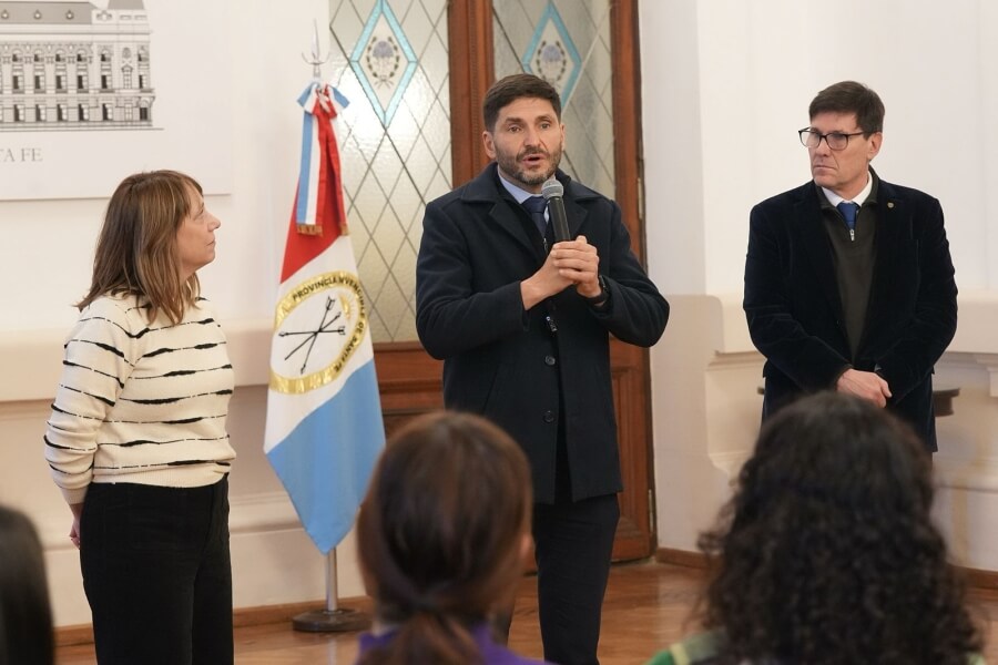 El goberenador Pullaro dejando su mensaje en la apertura dle Encuentro Regional de Alfabetización