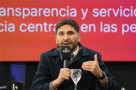 El gobernador Maximiliano Pullaro durante la jornada sobre innovación judicial en la Estación Belgrano de Santa Fe