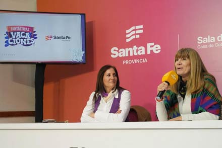 La ministra Susana Rueda y la secretaria Marcela Aeberhard durante la presentación de la agenda cultural y turística para el receso invernal 2025.