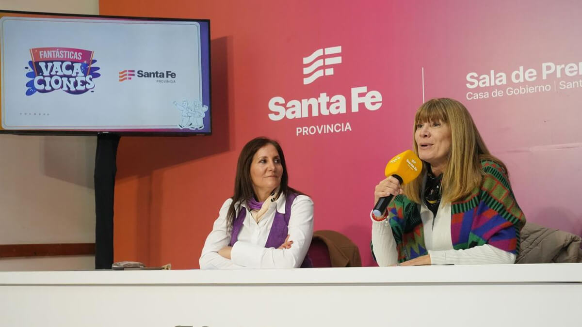 La ministra Susana Rueda y la secretaria Marcela Aeberhard durante la presentación de la agenda cultural y turística para el receso invernal 2025.