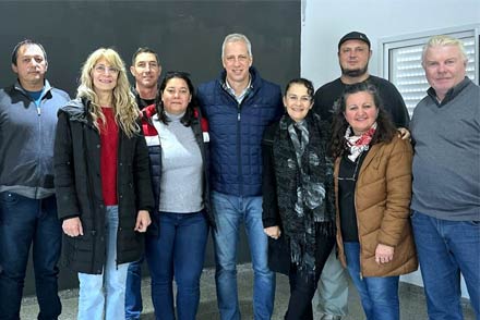 El diputado Dionisio Scarpin con directivos escolares durante su visita a la EFA de Arroyo Ceibal