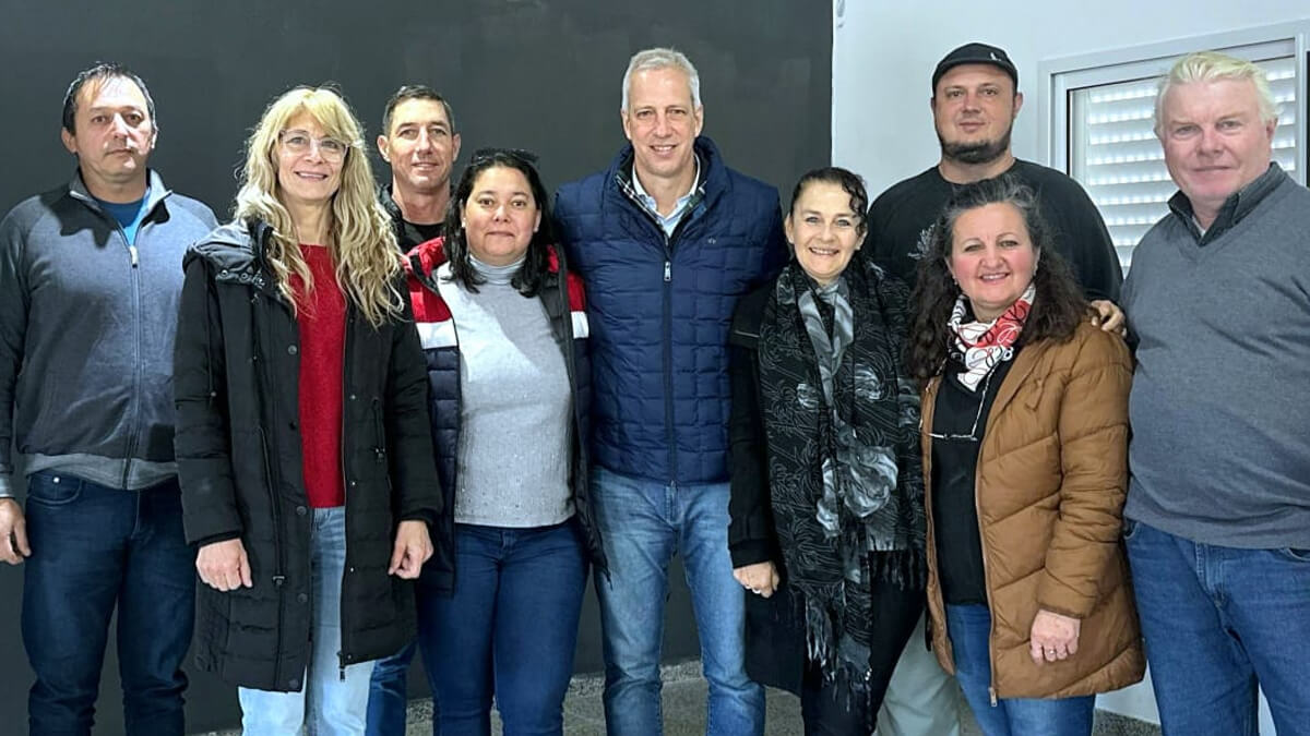 El diputado Dionisio Scarpin con directivos escolares durante su visita a la EFA de Arroyo Ceibal