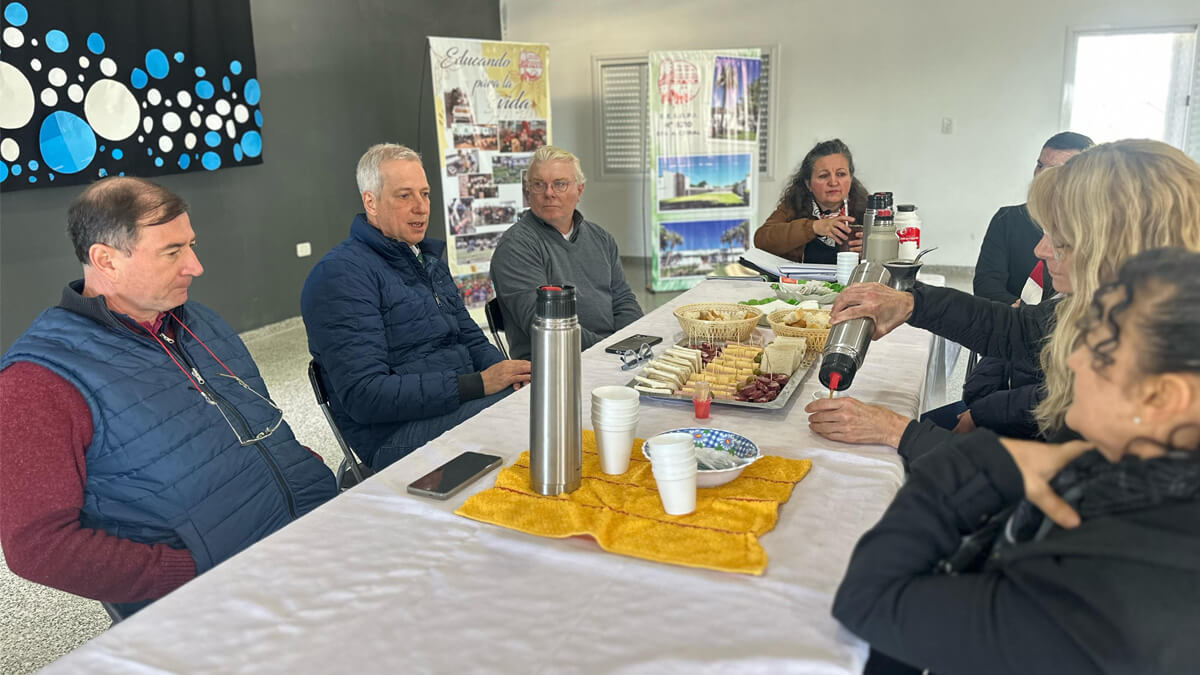 El diputado Dionisio Scarpin con directivos escolares durante su visita a la EFA de Arroyo Ceibal