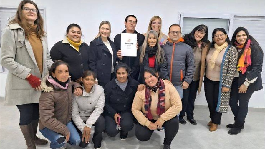 Los funcionarios provinciales Oscar Duarte, Valentina Peresin y Noemí Stara junto al presidente comunal Mario González y la directora Julieta Alegre en la Escuela 1100.