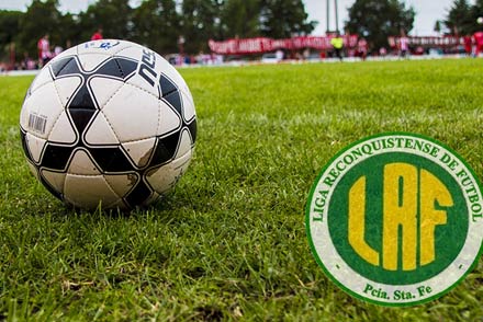 Pelota en campo de juego con logo de la Liga Reconquistense