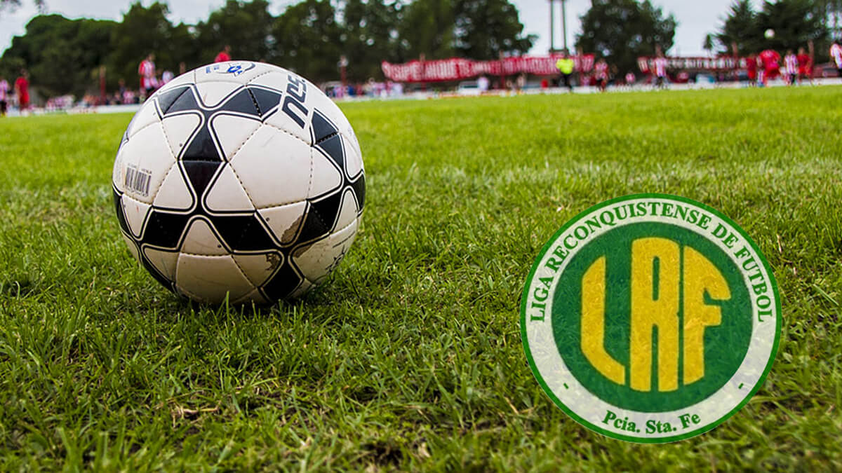 Pelota en campo de juego con logo de la Liga Reconquistense