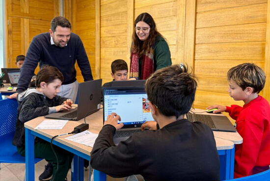 El intendente Gonzalo Braidot junto a niños durante el inicio de los cursos de invierno en el Centro de Innovación de Avellaneda