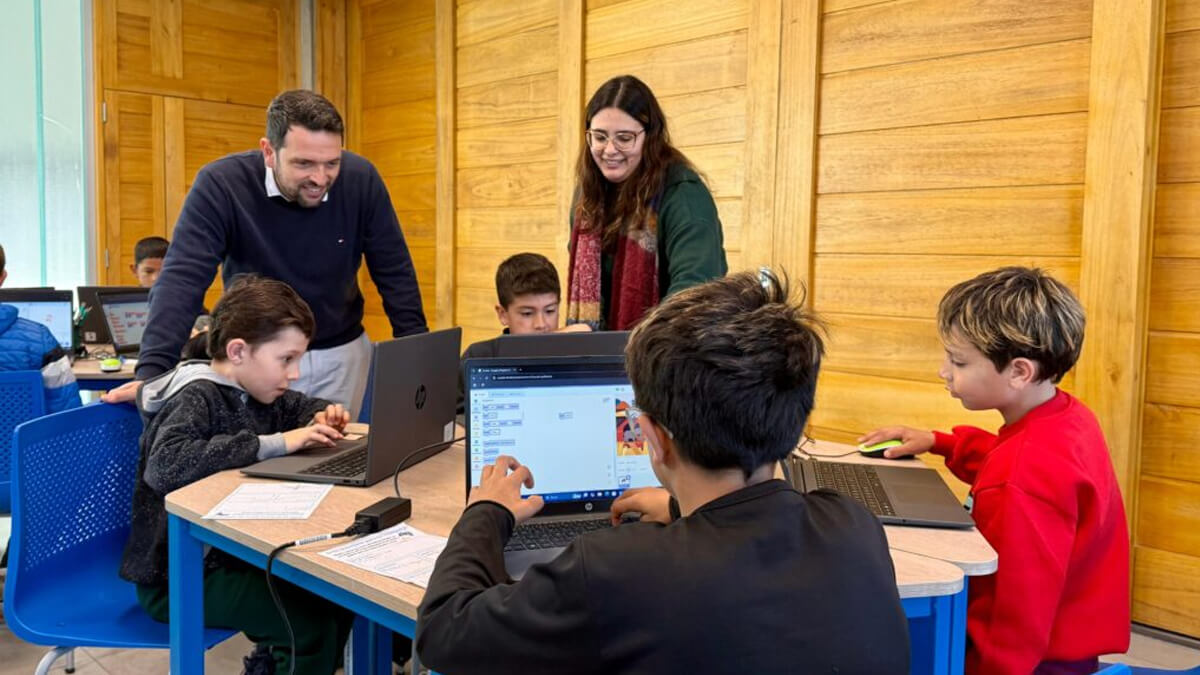 El intendente Gonzalo Braidot junto a niños durante el inicio de los cursos de invierno en el Centro de Innovación de Avellaneda