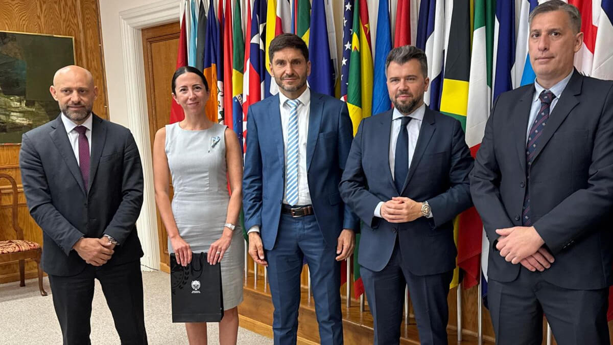 Pullaro durante la misión institucional en Estados Unidos, encabezando reuniones con organismos internacionales