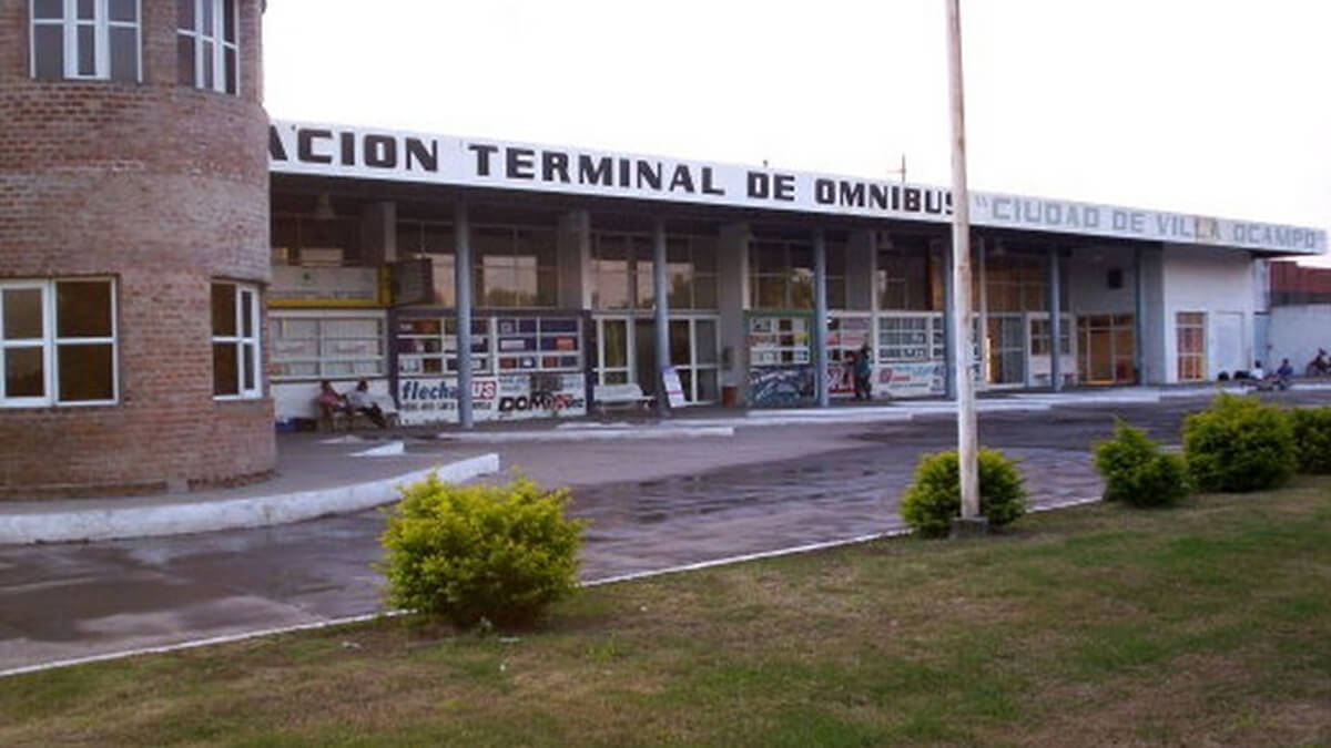 Fachada de la terminal de ómnibus de Villa Ocampo, donde se ubica el bar-comedor en convocatoria