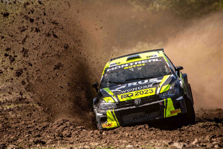 Auto compitiendo en la edición 2023 del Rally del Jaaukanigás
