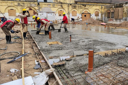 Obreros trabajando en el hormigonado de pabellones en la cárcel de Coronda