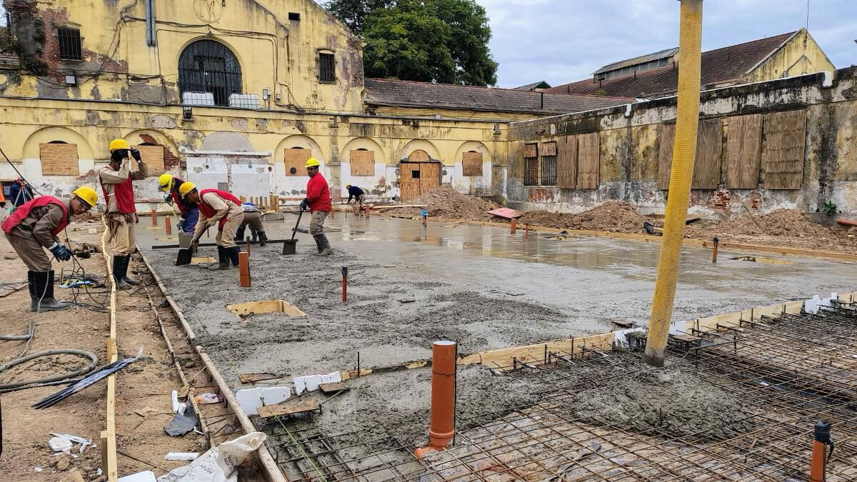Obreros trabajando en el hormigonado de pabellones en la cárcel de Coronda