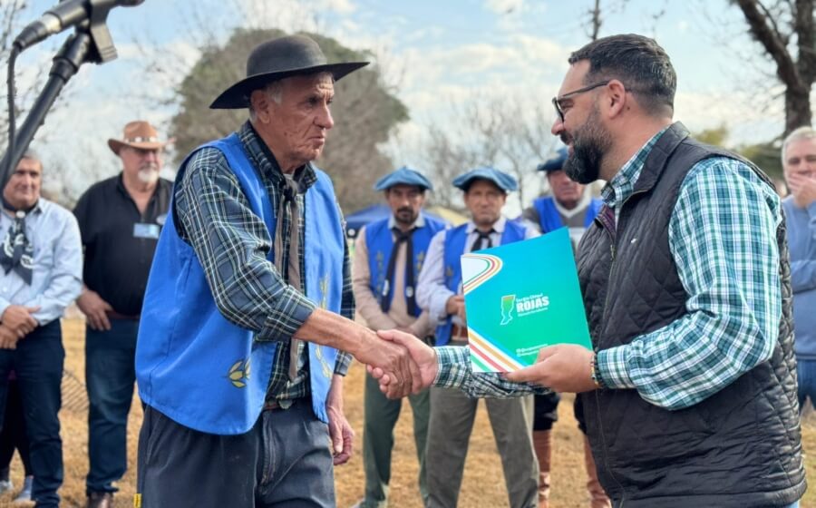 En la 3a. Fiesta del Asado a la Estaca, el diputado Rojas realizó la entrega de la Declaración de Interés de la Cámara Baja santafesina