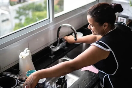 Empleada doméstica realizando tareas del hogar