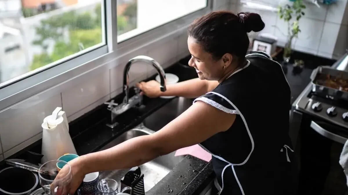 Empleada doméstica realizando tareas del hogar
