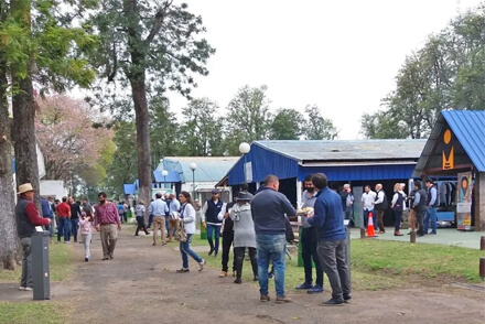 Visitantes recorriendo los stands de la Expo Rural Reconquista en su última edición