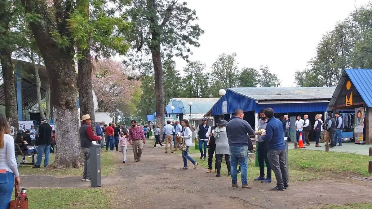 Visitantes recorriendo los stands de la Expo Rural Reconquista en su última edición