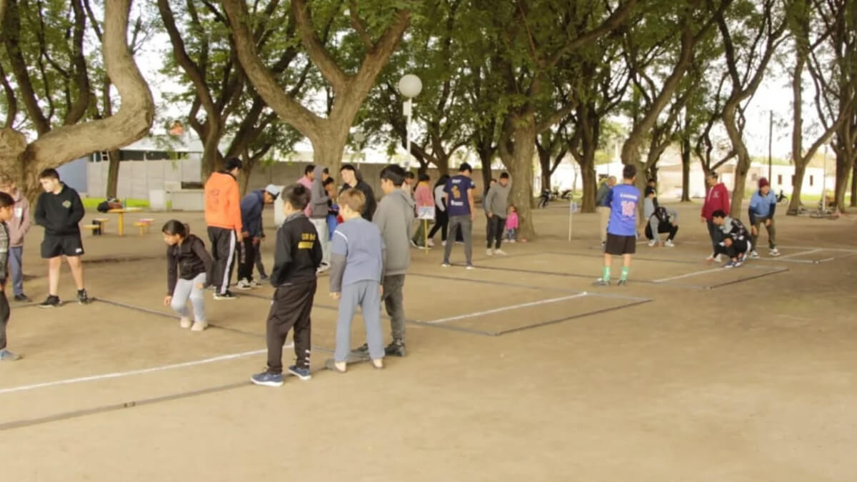 Participantes compitiendo en el torneo de bolitas en Guadalupe Norte