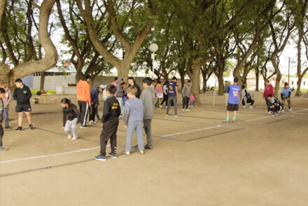 Participantes compitiendo en el torneo de bolitas en Guadalupe Norte