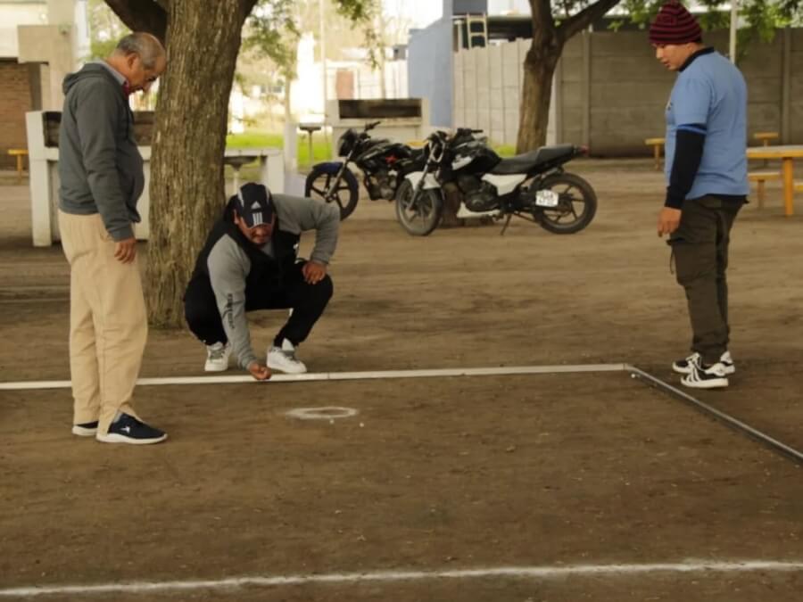 Participantes compitiendo en el torneo de bolitas en Guadalupe Norte