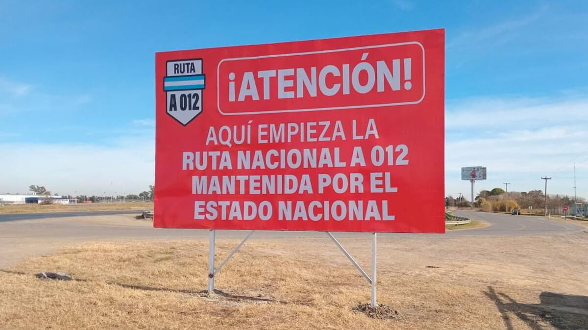 Carteles de señalización en accesos a rutas nacionales en Santa Fe, alertando sobre su estado catastrófico.